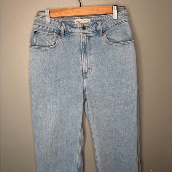 Abercrombie & Fitch 90s Relaxed Jean - Picture 4 of 11